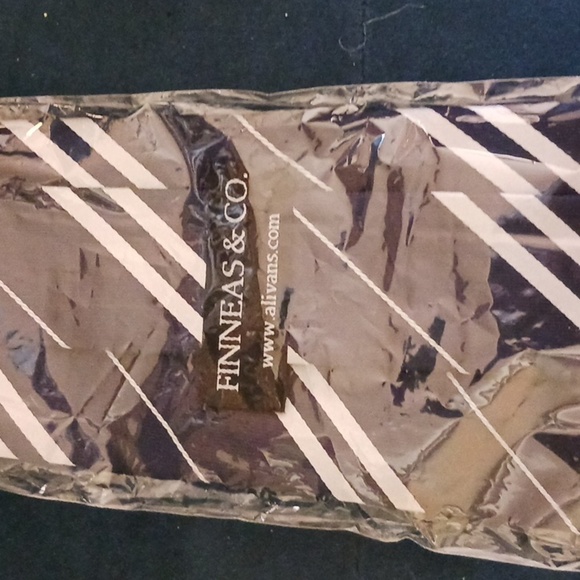 BRAND NEW FINNEAS & CO NAVY BLUE & WHITE TIE. 100% SILK SELLS FOR $24.99 - Picture 5 of 5